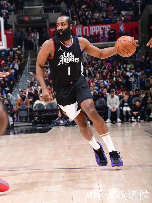 哈登达成里程碑，快船狂胜篮网59分，灰熊击败马刺